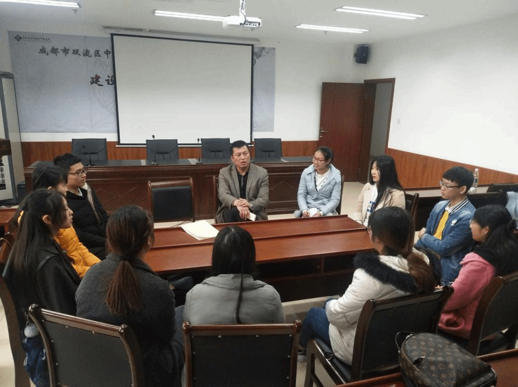 杨书记与实习学生进行座谈