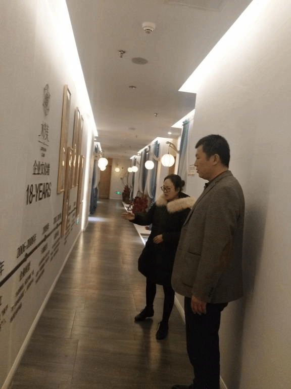 六度康养公司工作人员向杨书记介绍单位基本情况