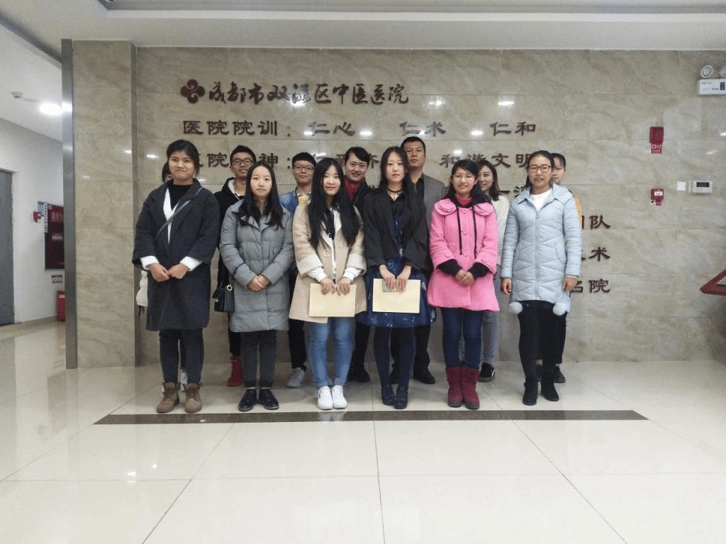 杨书记一行与实习生合影