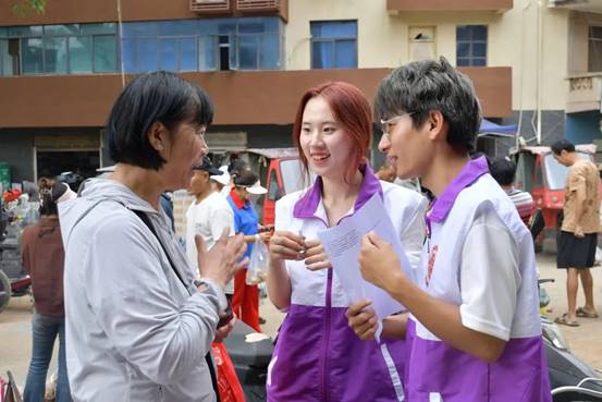 说明:2图为实践队在集市向村民普法.JPG