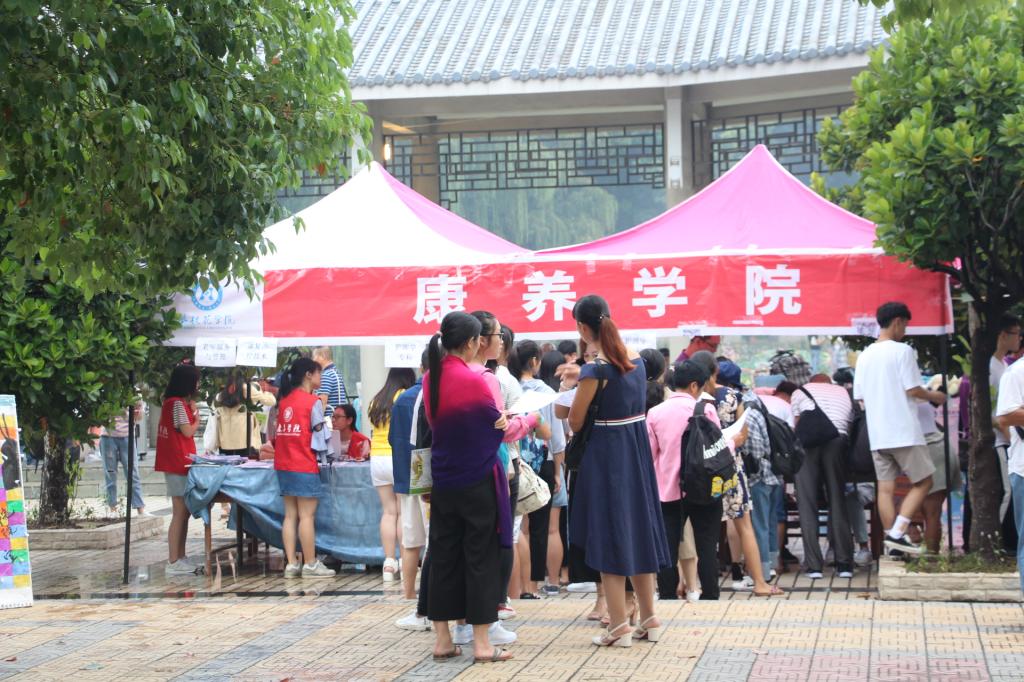 康养学院迎新工作现场